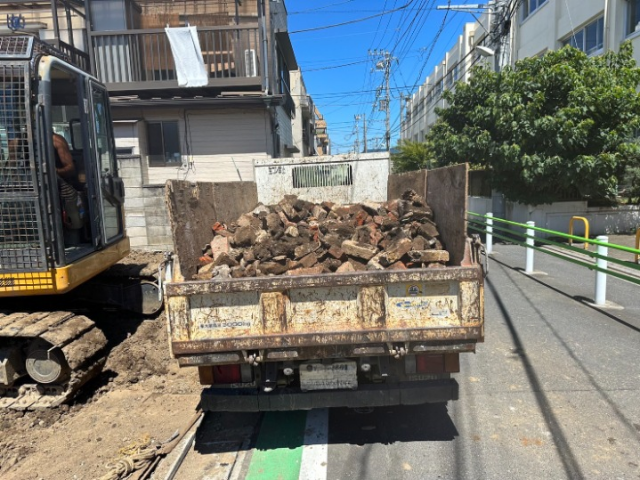 土間・ブロック塀撤去、掘削工事(東京都葛飾区堀切)工事中の様子です。